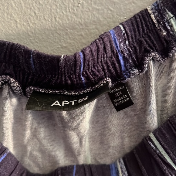 Apt 9 2X top - Picture 2 of 3